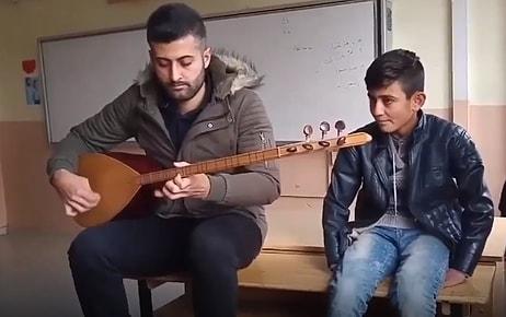 Bağlama Çalan Öğretmenine Eşlik Eden Ufaklıktan Hayran Kalacağınız Bir Türkü Performansı