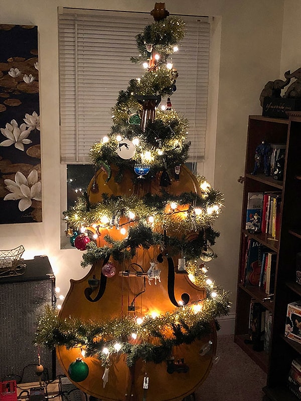 18. Не стоит тратиться на ёлку, когда есть контрабас