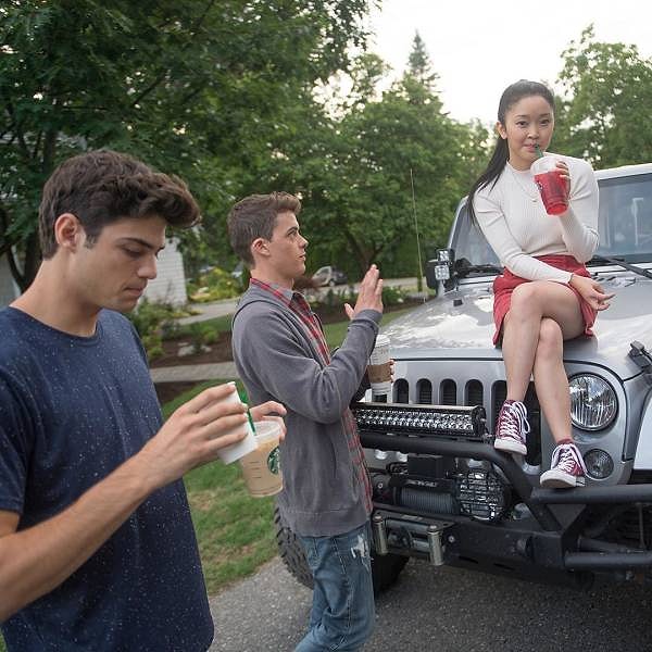 8. Лана, Ной Сентинео и Исраэль Бруссард решили устроить кофе-брейк во время съемок "Всем парням, которых я любила".