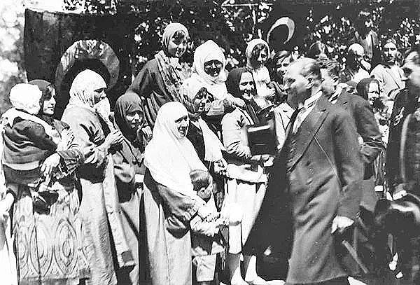 1933 - Türkiye'de kadınlara köy ihtiyar heyetlerine ve muhtarlığa seçme ile seçilme hakkı verildi.