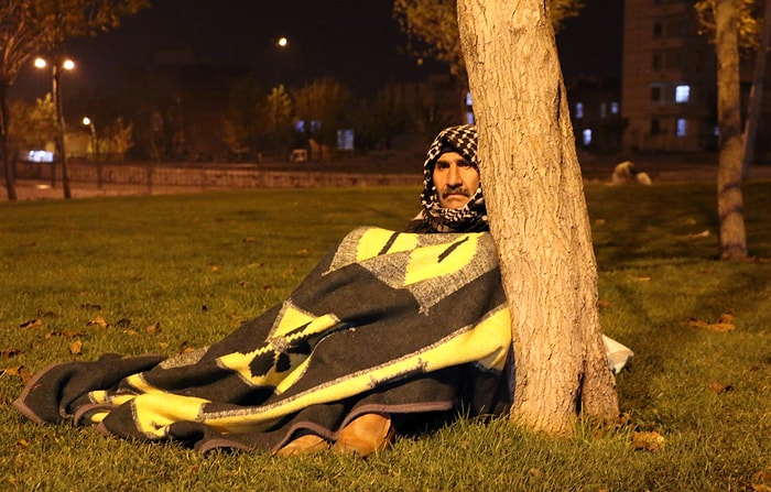 Günlerce Bir Battaniye ile Sokakta Kalan Vatandaş: 'Kızımın Huzuru Bozulmasın Diye Yanında Kalamadım'