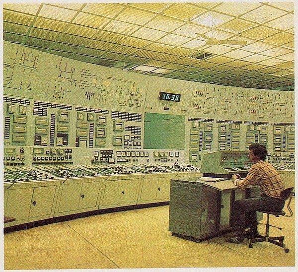 12. Sibirya'da bir barajın kontrol odası, 1988