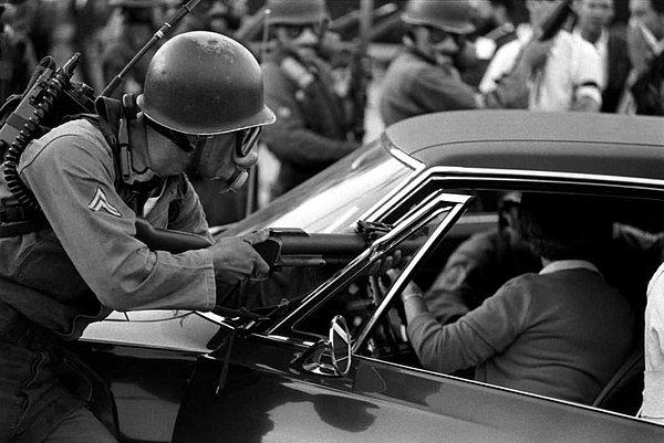 18. 1968'de Şikago'da demokratik ulusal bir kongre sırasında Grant Park'taki Vietnam karşıtı savaş protestolarında insanları sorgulayan ulusal muhafızlar.