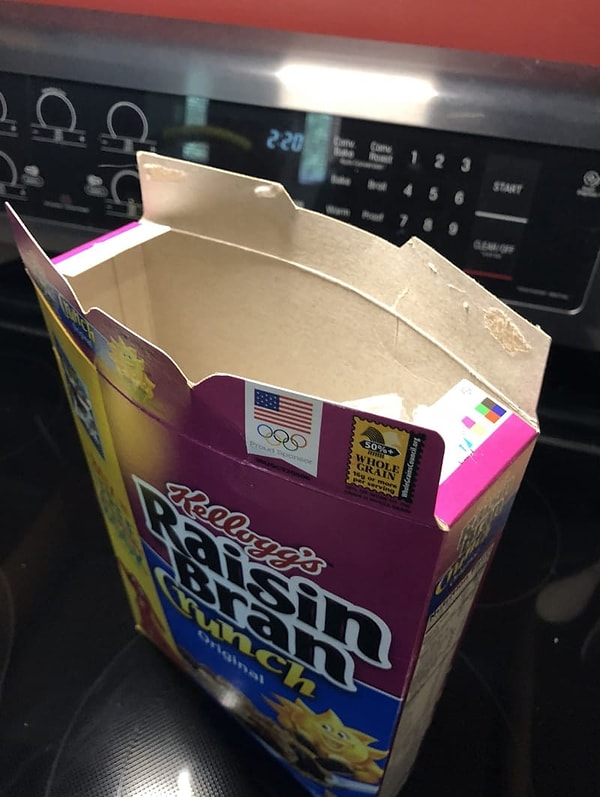 1. Когда ставишь пакетик с хлопьями обратно, и в середине коробки образуется выпуклость