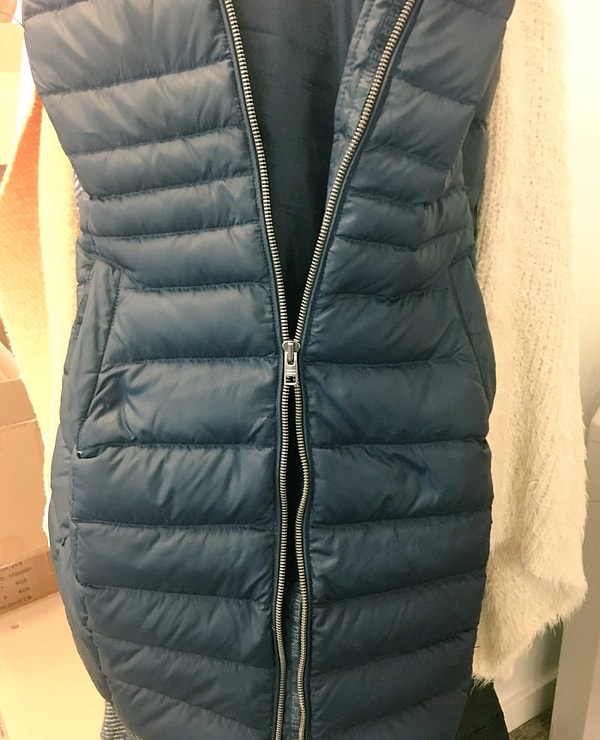 9. С каждым приходом осени/зимы/весны все мы вынуждены бороться с разъезжающимися замками курток и пуховиков. Поднимите лапки те, кого это тоже бесит