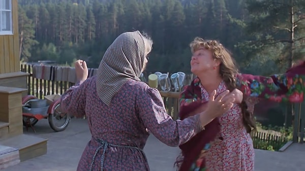 3. Перед вами две дамы, пустившиеся в пляс. В какой ленте они так веселились?