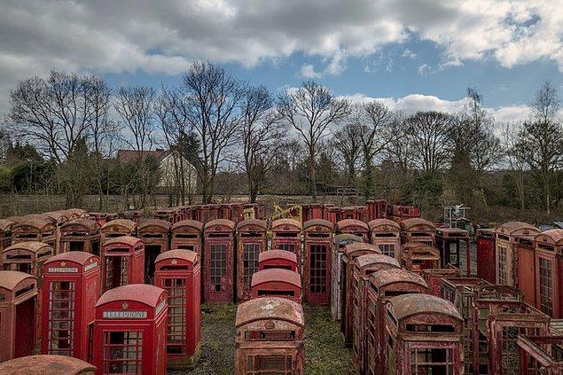 İngiltere'de bir zamanlar kullanılan telefon kulübelerinin Redhill'deki mezarlığı.