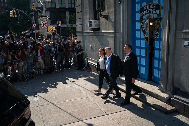 Tecavüzcü Harvey Weinstein'ı kelepçelerle yönlendiren polisler.