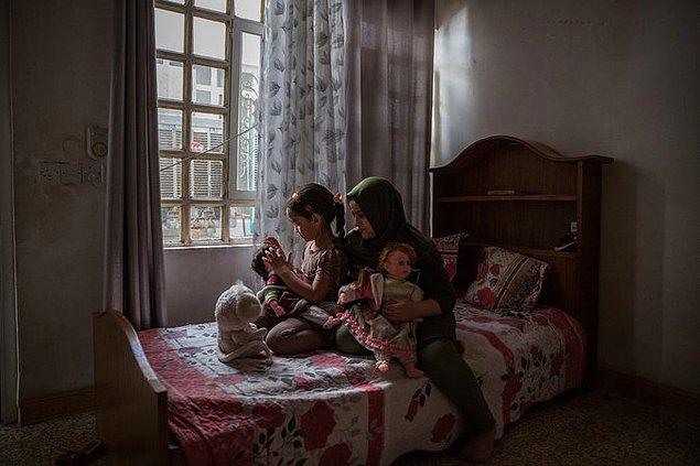 Irak'ta babalarını kaybeden iki kız kardeş.