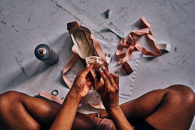 Harlem'in dans sanatçısı Alexandra Hutchinson, ten rengi ile uyumlu olsun diye ayakkabılarını makyaj malzemeleri ile boyuyor.