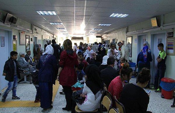 1. Suriyeliler hastanede sıra beklemiyor.