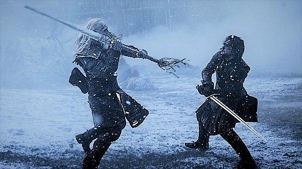 Melisandre bu kişiyi ateşlerde gördüğünü ve Stannis Baratheon olduğunu düşünmüş, dizinin önceki bölümlerinde yapılan törende alevlerin içinden çektiği kılıcıyla bunu herkese kanıtlamak istemiştir.