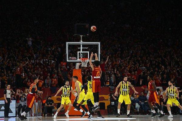 Taraftar desteğini arkasına alan Galatasaray, Göksenin Köksal'ın üç sayılık basketiyle 37. dakikada farkı 9 sayıya çıkardı: 73-66. Son bölümleri çekişmeli geçen karşılaşmada Hayes'in sayılarıyla üstünlüğünü sürdüren Galatasaray, sahadan 84-74 galip ayrıldı.