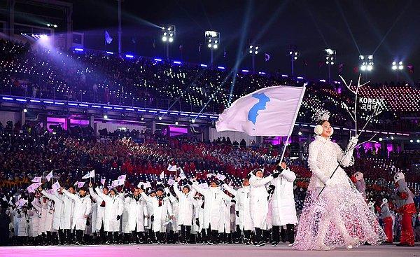 2. Kuzey ve Güney Kore Olimpiyat takımları Kore Birleşim Bayrağı altında bir arada seremoniye katılıyor.