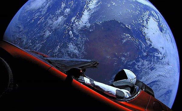 13. Elon Musk'ın SpaceX Falcon Heavy roketi ile birlikte uzaya giden Tesla Roadster aracı ve manken sürücüsü 'Starman'