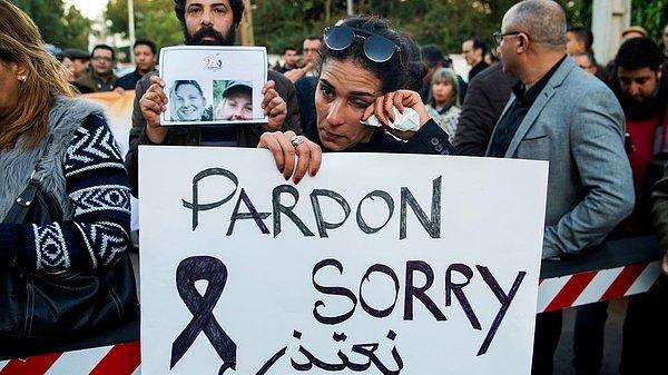 Fas'ın başkenti Rabat'ta aralarında "özür dileriz" yazısının da yer aldığı dövizler taşıyan yüzlerce kişi Norveç ve Danimarka büyükelçilikleri önünde toplandı.