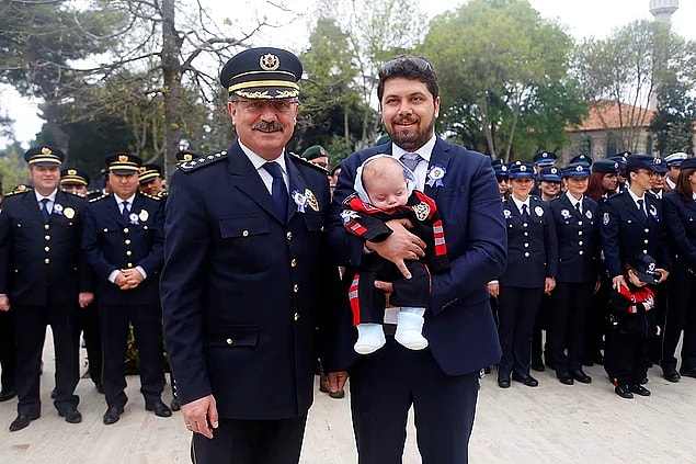 Umut var dedik ya, işte böyle bir şey! Trafik polisi, araba kullanırken telefonla konuşan kızına ceza kesti.