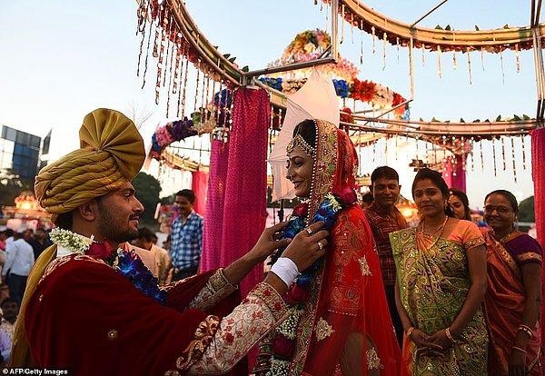Kadınların Tanrı'dan bir hediye olduğuna inanan Mahesh Savani, 2010 yılından bu yana yetim kadınları evlendirdiği toplu törenler düzenliyor.