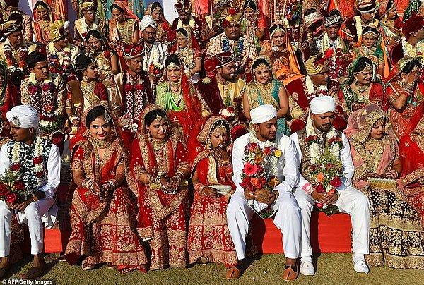 Hindistan'da evliliklerde gelenek olarak gelinin ailesi damada büyük bir çeyiz, nakit para ve hediyeler getirir.
