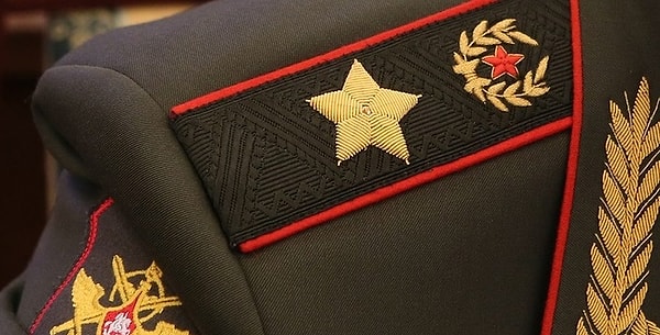 10. Он явился без…