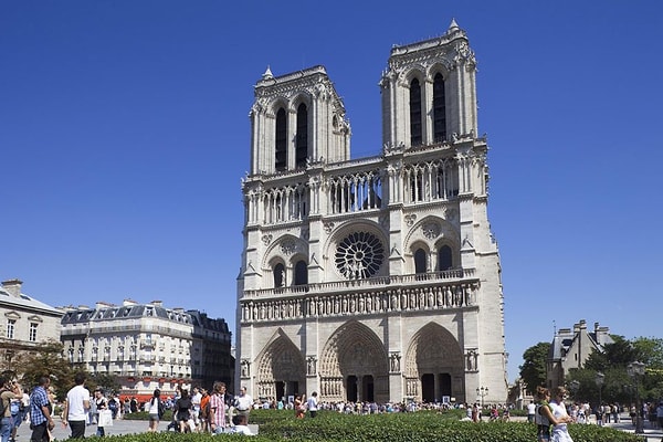 10. Назовите архитектурный стиль собора Парижской Богоматери