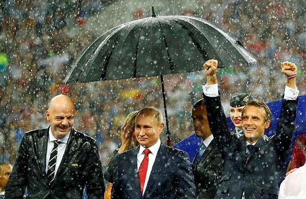 14. Fransa'nın Dünya Kupası zaferinin ardından FIFA Başkanı Gianni Infantino, Rusya Devlet Başkanı Vladimir Putin ve Fransa Cumhurbaşkanı Emmanuel Macron.