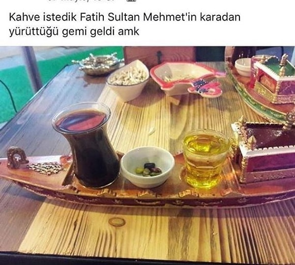 2. Altı üstü bir çay içecektik, sultanın boğazda gezintiye çıktığı kayık geldi.