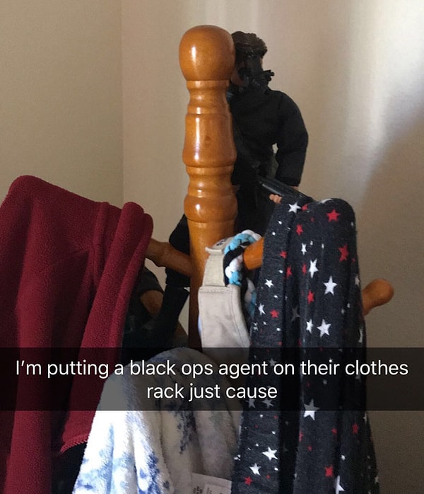 9. Даже на вешалке есть солдатик