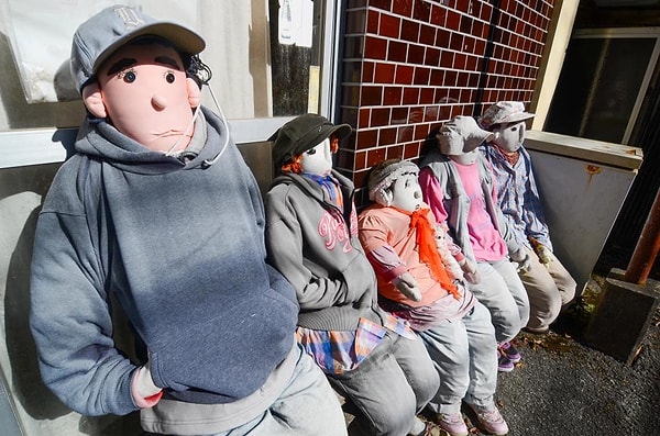 Кроме того эти "дети" размещаются на автобусных остановках, в центре деревни, перед оградами и под деревьями. Цель этого заключается в том, чтобы показать, что здесь могли быть настоящие люди.