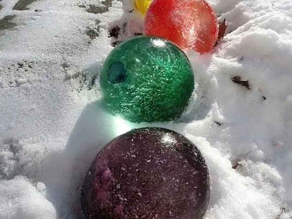 1. Парень пытался сделать новогодние украшения для сада, но что-то пошло не так...