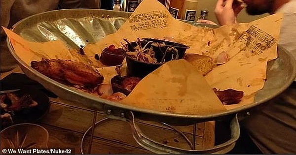 4. Пользователь Reddit съел свой рождественский ужин, поданный ему на крышке мусорной корзины.