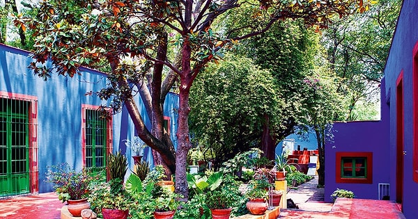 1. Какая выдающаяся личность жила здесь?