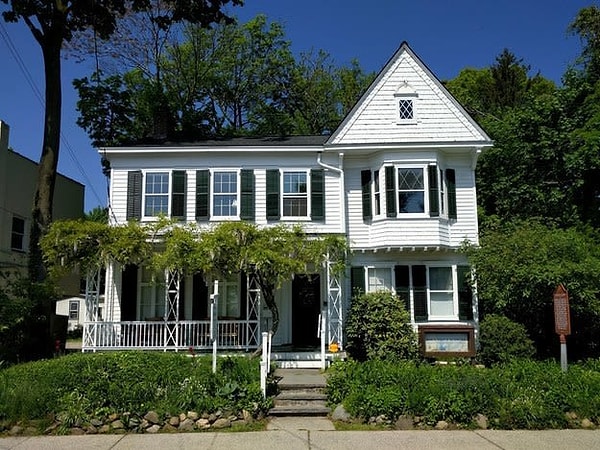 6. Когда-то здесь жил знаменитый художник. Какой?