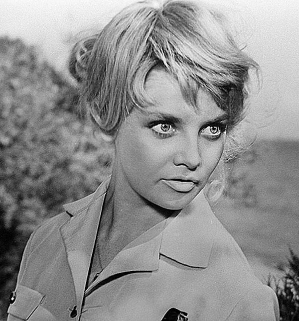 2. Как звали девушку?