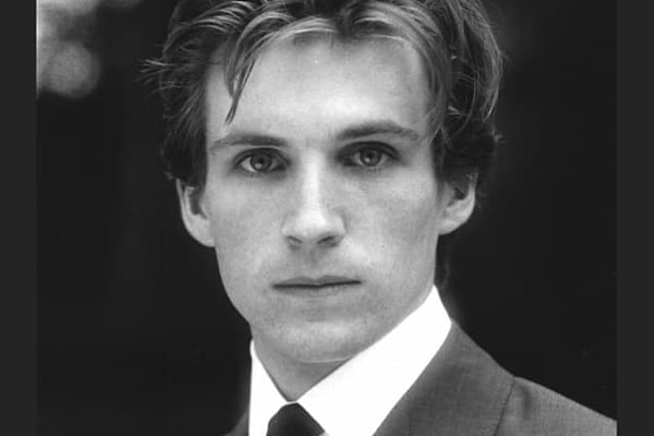 10. И, наконец, кто этот красавчик?