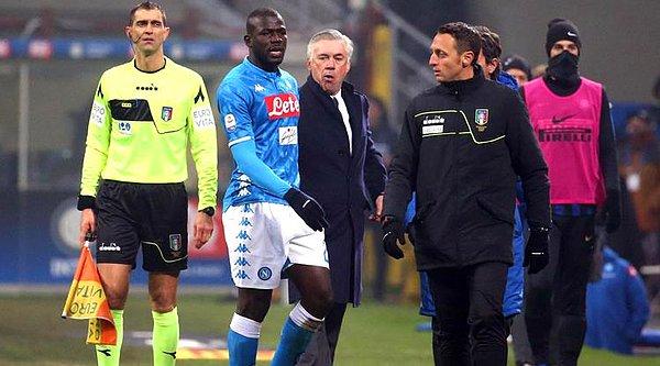 Inter'in 90+1. dakikada Lautaro Martinez'in attığı golle 1-0 kazandığı maçın 80. dakikasında ikinci sarı karttan kırmızı kart gören Koulibaly, Interli taraftarların ırkçı tezahüratlarına maruz kaldı.
