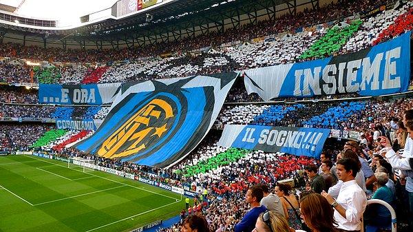 Inter taraftarı geçmişte bunu kendi futbolcusuna dahi yaptı. Irkçı tezahüratlardan dolayı Inter'e iki maç seyircisiz oynama cezası verildi.