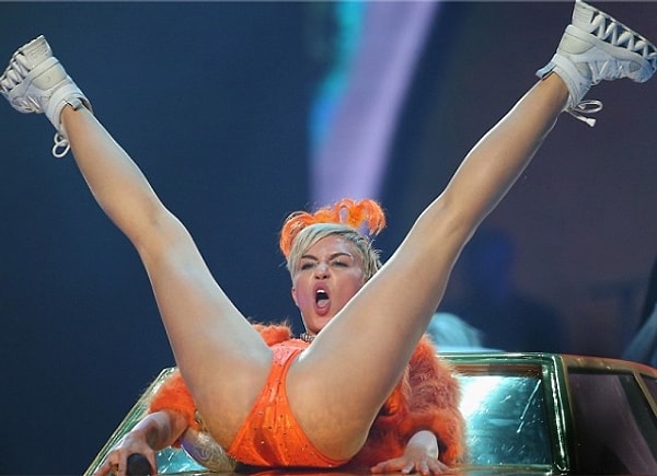 2. ...странные танцы, ...