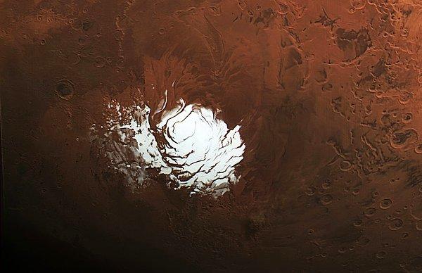 5. Temmuz ayında bir grup bilim insanı, Mars'ın güney kutbunda 20 km çapında bir göl buldu.