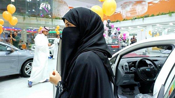 Geçtiğimiz kasım ayında da, Suudi kadınlar, sosyal medya üzerinden buna benzer bir kampanya yürütmüştü. Feracelerini (abaya) ters giyerek fotoğraflarını sosyal medyadan paylaşmışlardı.