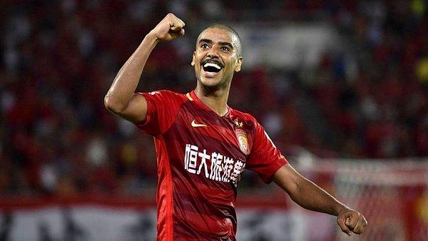 2015 yılında Çin Süper Lig ekiplerinden Guangzhou Evergrande takımına 11.1 milyon euro karşılığında transfer oldu.