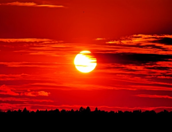 8. Солнце становится красным потому, что голубая составляющая света поглощается и рассеивается атмосферой.