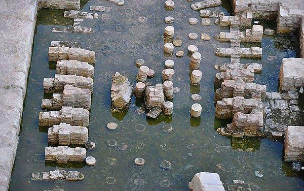 Antik Roma dönemine ait olan ve liman, hamam, imparatorluk salonu kalıntısı olduğu belirtilen alan koruma altına alınmıştı.