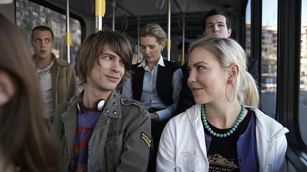 8. Как вы относитесь людям, которые пытаются заговорить с вами в общественном месте?