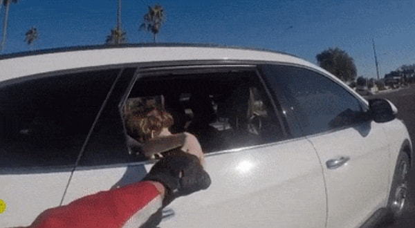 9. Байкер, который дает совсем незнакомому мальчику почувствовать себя крутым