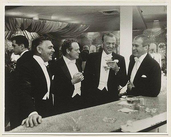 11. Clark Gable, Van Heflin, Gary Cooper ve James Stewart yılbaşı partisinde eğlenirlerken. Fotoğrafı çeken Slim Aarons, bu kareye “Hollywood'un Kralları” adını vermişti.