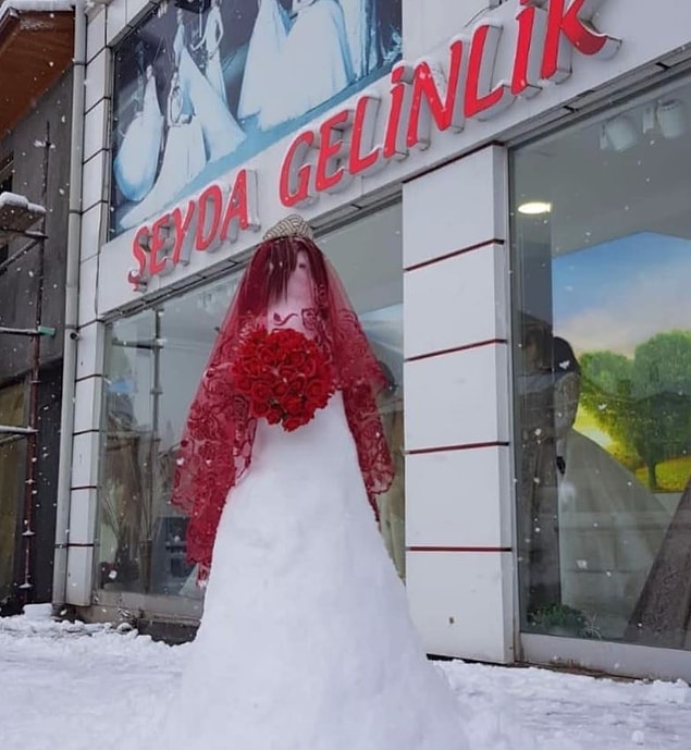 12. Karlı duvaklı? Bir gelinlik dükkanı için mantıklı bir reklam olmuş. :)