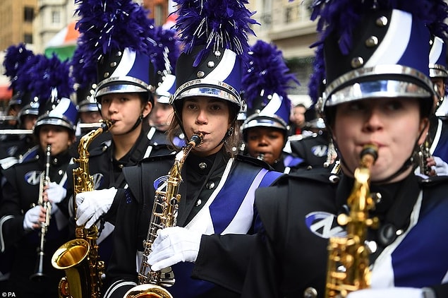 Binlerce kişi 33 yıldır Londra'da gerçekleştirilen geleneksel Yeni Yıl Günü Geçit Töreni'ne göstericileri ve bando takımlarını izlemek için katıldı.