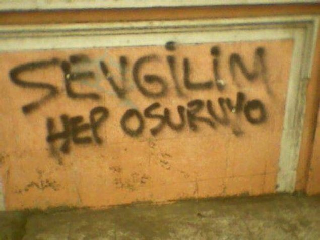 10. Sevgilim sürekli yanımda osuruyor. Ben rahatsız olduğumu söylememe rağmen bu durum devam ediyor. Bunun bizim aramızdaki samimiyeti artıracağını düşündüğünü söylüyor. Sizce ne yapmalıyım?