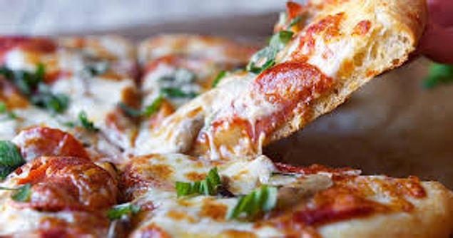 4. Koca bir pizzayı tek başınıza yemenizi hiçbir şeyin durdurmasına izin vermeyin.
